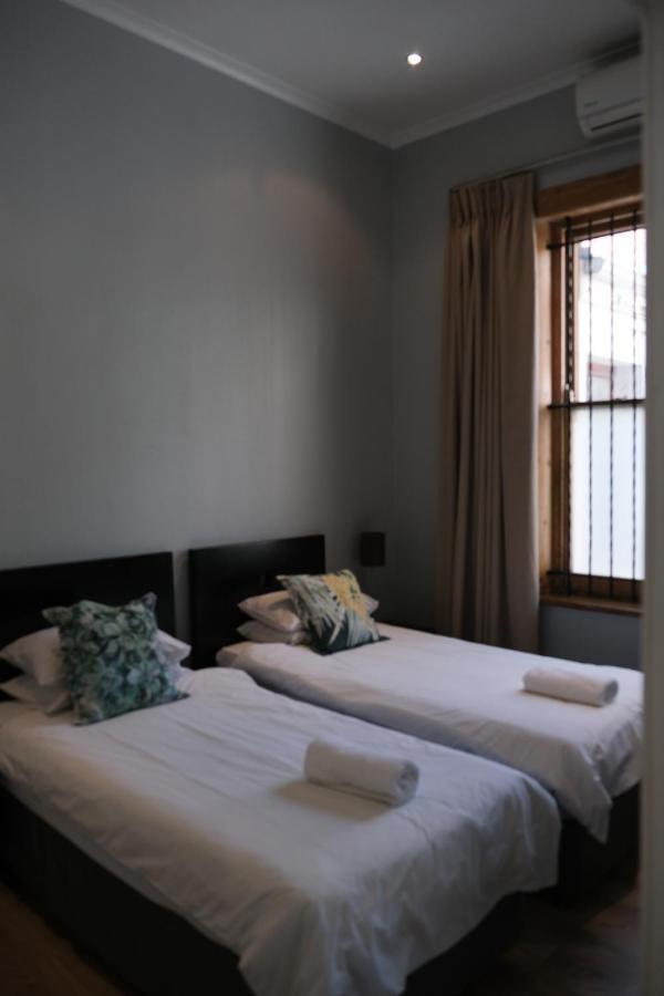 Daddy Long Legs Self Catering Apartments Кейптаун Екстериор снимка